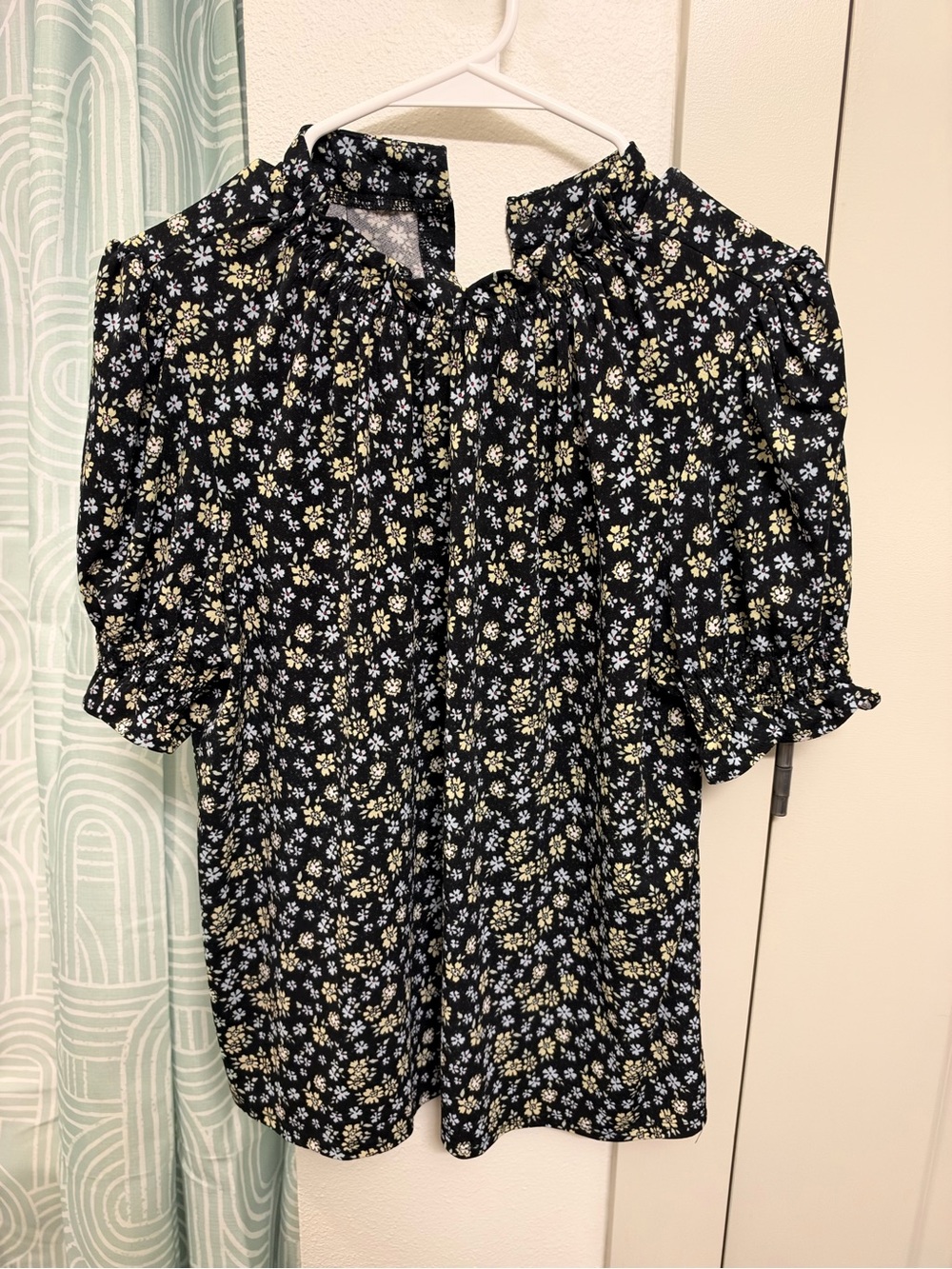 Adrianna Papell Black Floral Puff-Sleeve Blouse with Yellow & White Flowers